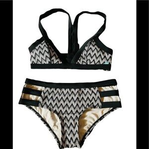 PIHA WOMENS BLACK & WHITE 2 PIECE SWIMSUIT SIZE 6